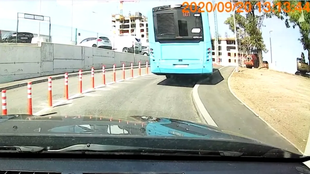 Autobuzele nu au loc să urce pe podul Ciurel? Cum sunt nevoiți șoferii STB să urce cu roțile din dreapta pe trotuar