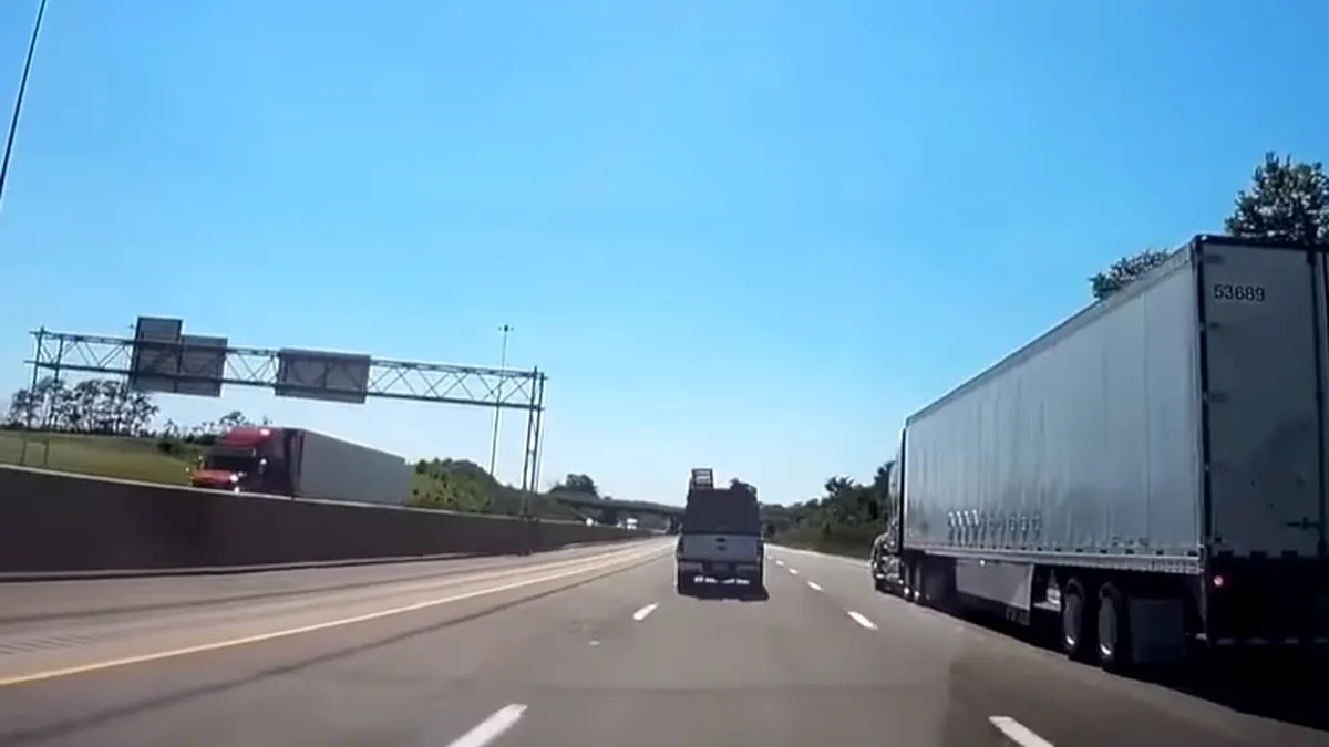 Câteva scânduri s-au desprins de pe mașină, pe autostradă. Incidentul pare desprins din filmul ”Final Destination” - VIDEO