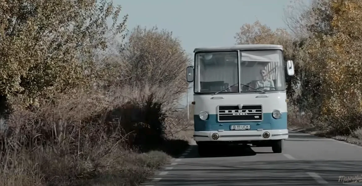 Un șofer a salvat de la fier vechi ultimul autobuz Roman din țară