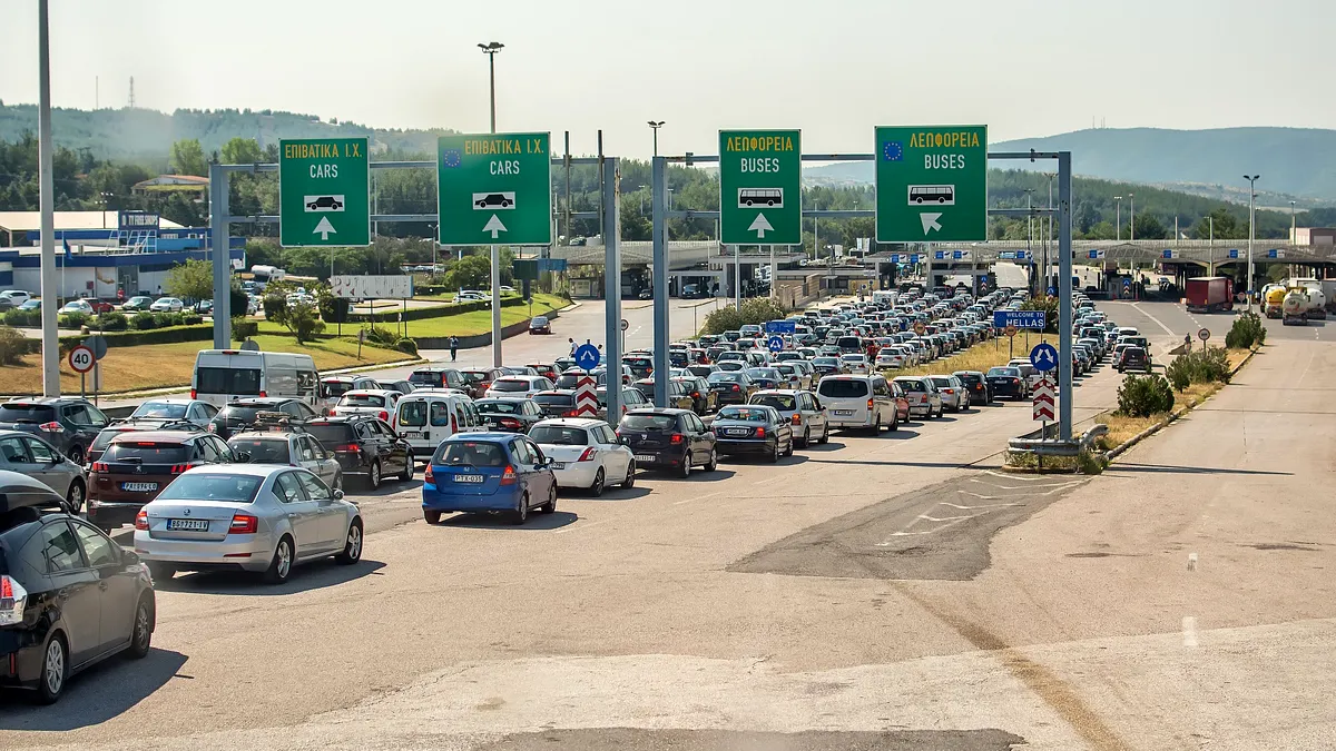 Cozi uriașe la intrarea în Grecia. Un singur punct de frontieră mai este deschis