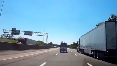 Câteva scânduri s-au desprins de pe mașină, pe autostradă. Incidentul pare desprins din filmul ”Final Destination” - VIDEO