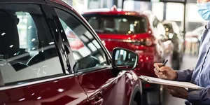 Înmatriculările de autoturisme noi în UE au depășit 10.8 mil. unități în 2025. Electricele și hibridele trag piața în sus