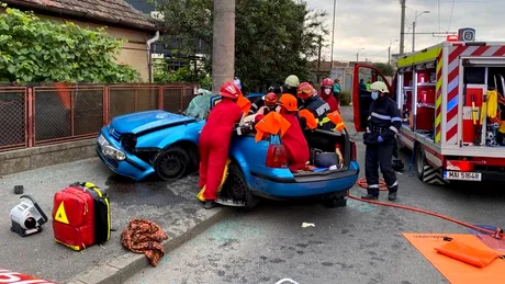 Au supraviețuit după ce mașina lor, un Volkswagen Golf, s-a rupt în două