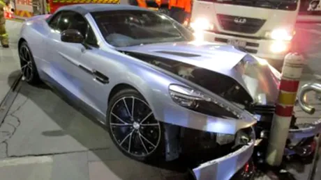 O șoferiță a făcut praf un Aston Martin și a fugit de la locul accidentului