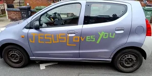 Firma de asigurări a obligat un șofer să dezlipească de pe mașină autocolantul cu mesajul „Isus te iubește”