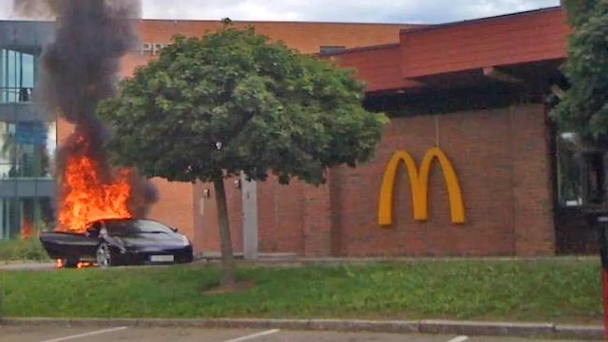 Un Lamborghini a ars complet la un McDonald’s Drive In