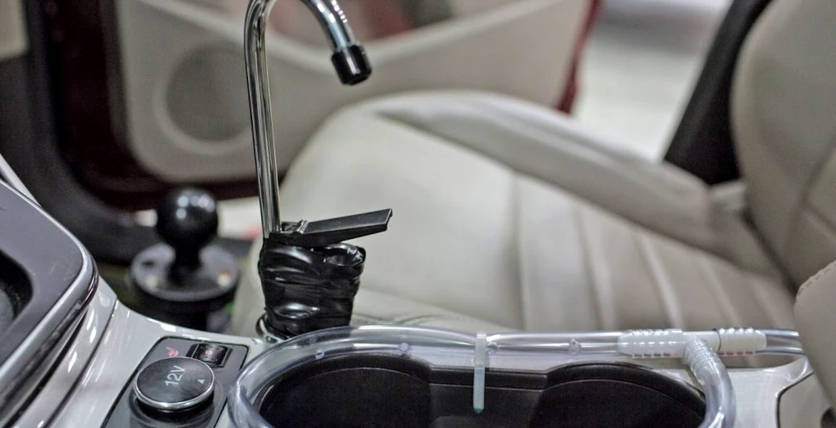 Din ciclul „minunile ştiinţei la mintea cocoşului”. Cum scoţi apă de băut din maşină?