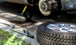 Un altfel de pit stop. Un șofer s-a trezit cu mașina pusă pe cărămizi, după ce hoții i-au furat roțile