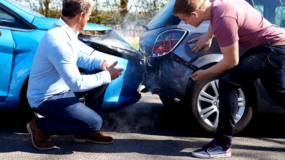 Doi asigurători auto au anunțat că vor returna bani clienților: puține mașini pe șosele înseamnă puține accidente