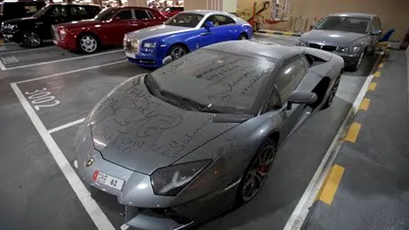 Un Lamborghini de 700 cai-putere, abandonat într-o parcare | VIDEO