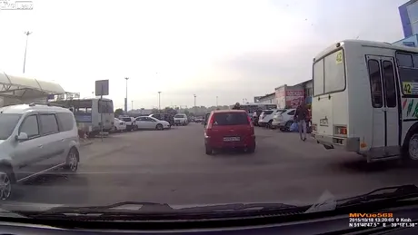 VIDEO Coboară din maşină ca să îi ceară socoteală pietonului pe care aproape l-a lovit, dar acesta îi face praf maşina