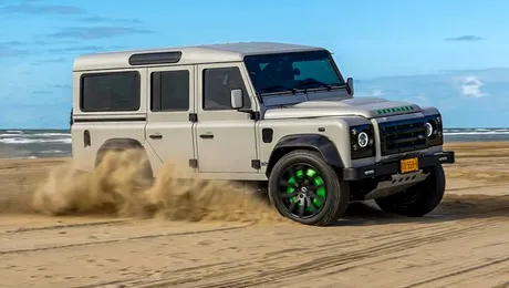 <span class='prepend'>Foto |</span> O companie din Amsterdam a creat un restomod Land Rover Defender electric, cu o autonomie mai mare decât o Tesla