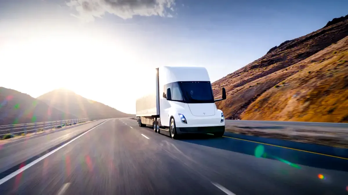 Probleme la camioanele electrice Tesla Semi: autonomia scade când sunt încărcate cu greutăți mari