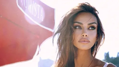 FOTO. Mădălina Ghenea, imaginile momentului într-un echipament alb care i-a evidențiat formele