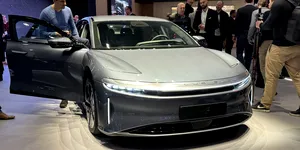 Producătorul de vehicule electrice Lucid va concedia peste 300 de angajați. Compania a înregistrat pierderi de miliarde de dolari