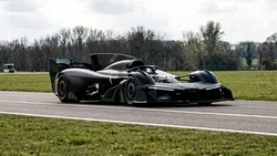 Al cui este Aston Martin-ul care face valuri pe rețelele de socializare? O combinație rară dintre o mașină de Formula 1 și una de Le Mans