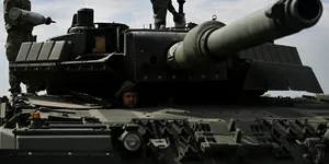 Tancurile occidentale de milioane de dolari din Ucraina, trase pe linie moartă și folosite ca tractoare din cauza dronelor