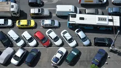 Mașinile hibride și jurnaliștii pierd gratuitatea parcării în București. Mașinile electrice o vor avea până la finalul anului 2027