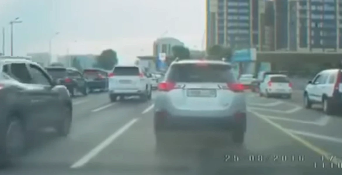 Un om din Kazakhstan ocoleşte traficul aglomerat călare pe un struţ – VIDEO