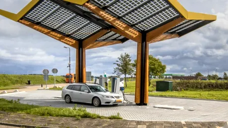Pot fi folosite panourile solare pentru încărcarea unei mașini electrice? Ce spun utilizatorii