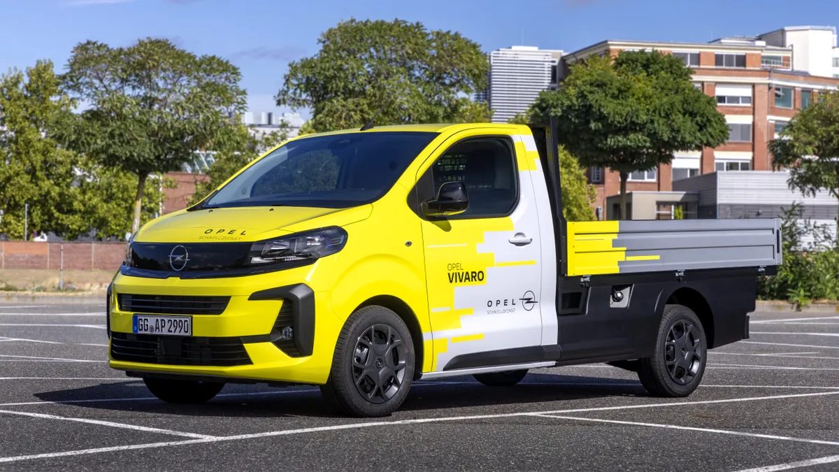 Autoutilitara Opel Vivaro este disponibilă și sub formă de camionetă. Vine cu un motor diesel de 2,2 litri sau în variantă electrică