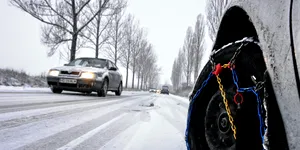 Cele patru reguli nescrise care trebuie respectate când conduci pe timp de iarnă