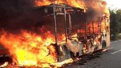 Autocar în flăcări pe un drum din Tulcea. La bord se aflau 27 de pasageri