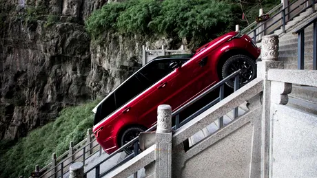Noul Range Rover Sport hibrid nu are rău de înălţime. A ajuns la poarta Poarta Raiului după a urcat cele 999 de trepte - VIDEO