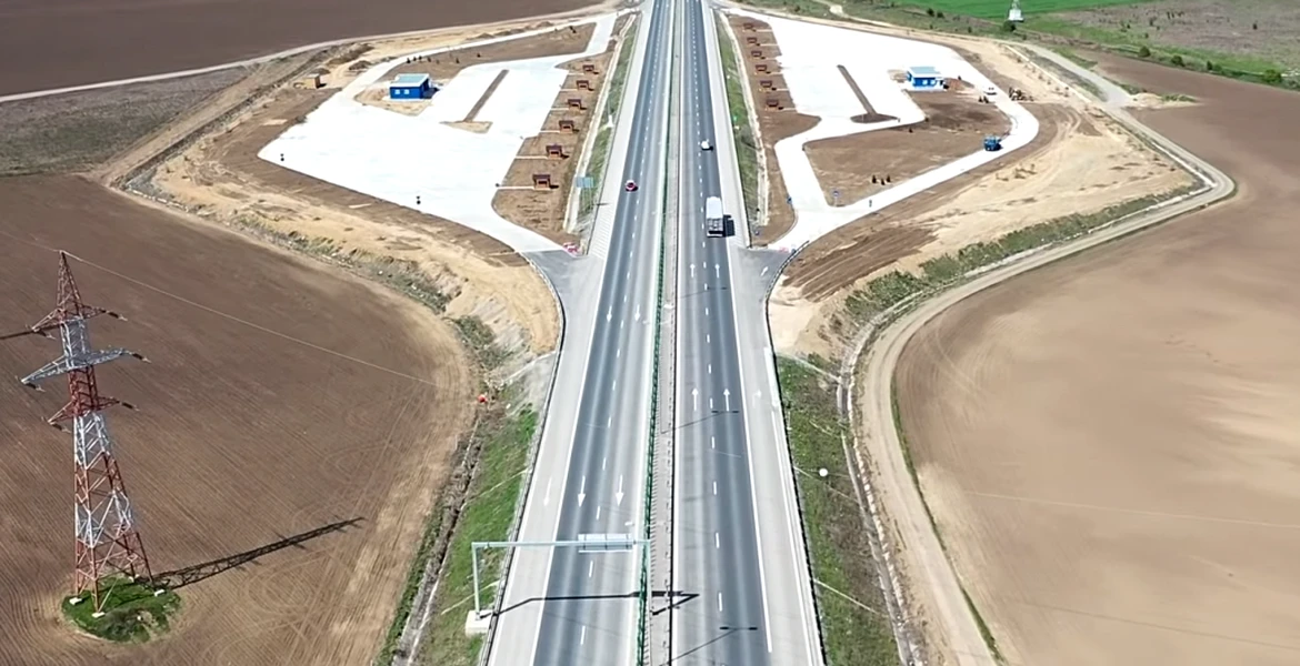 Unic în România: giratoriul suspendat de pe A4, filmat din dronă – VIDEO