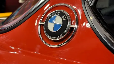 <span class='prepend'>Foto |</span> BMW Art Car vine pentru prima dată în România. Prima mașină din această serie, proiectată de Alexander Calder în 1975, expusă la București