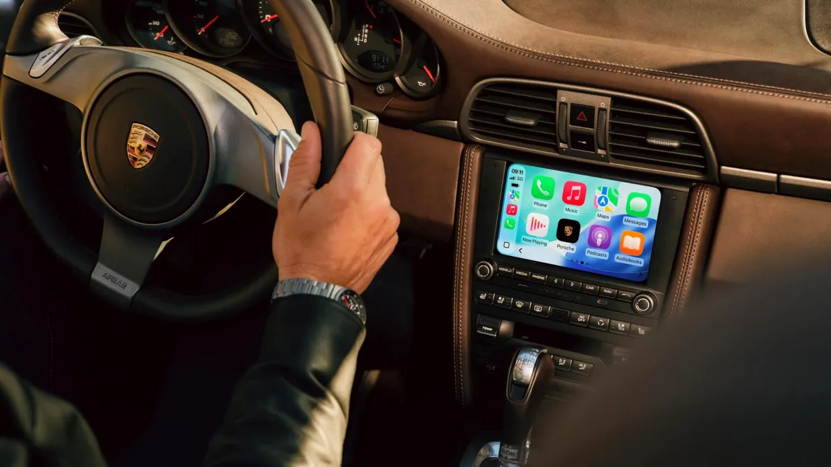 Porsche lansează un nou sistem de infotainment pentru modelele anterioare. Cum poți avea Apple CarPlay pe un model de acum 17 ani