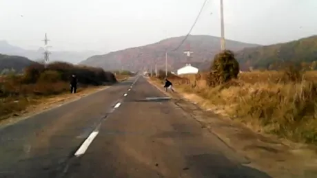 Păţania unor tineri care au întins un fir peste un drum naţional. Reacţia unui şofer - VIDEO