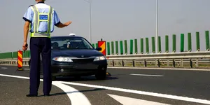 Care este manevra pe care nu ai voie să o faci pe autostradă? Greșeala care te va lăsa cu permisul suspendat pentru 120 de zile