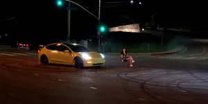 Câteva fete de la OnlyFans au fost chemate la o cursă de drift – VIDEO