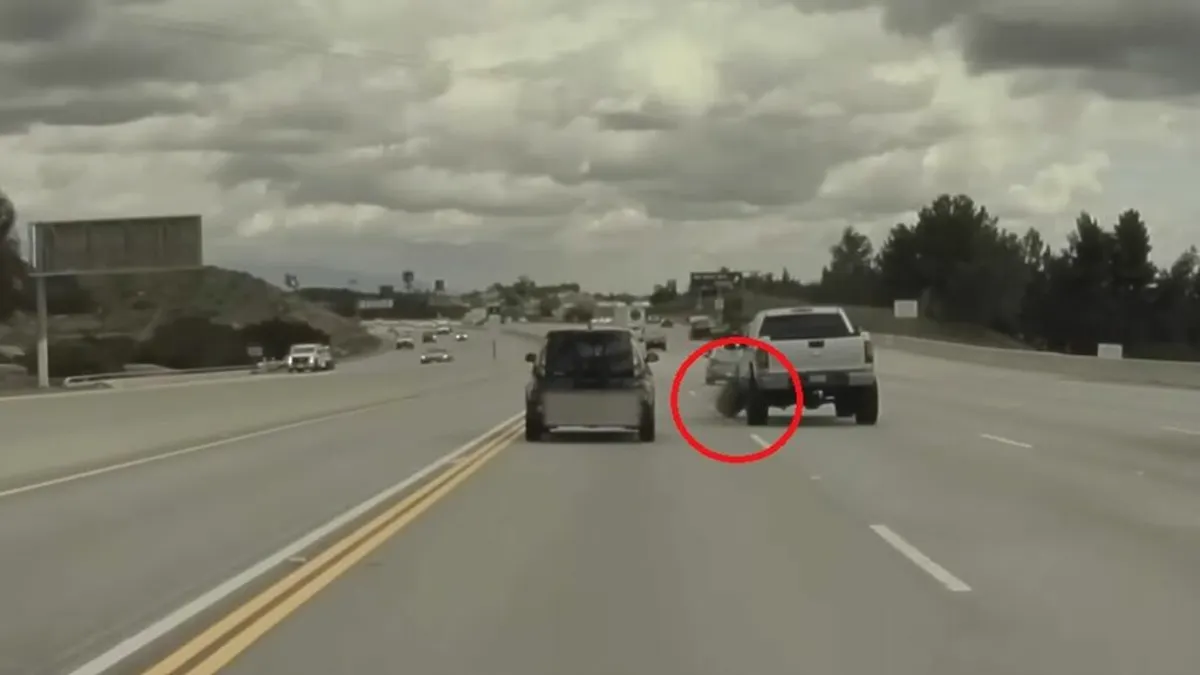 O roată slăbită a provocat un accident incredibil pe autostradă. O Tesla a filmat întreaga scenă - VIDEO