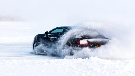 VIDEO: cu Bentley pe gheaţă, în Arctica