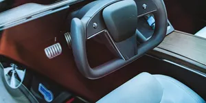 După mânerele ascunse, China vrea să interzică și volanele de tip „yoke”, popularizate de Tesla