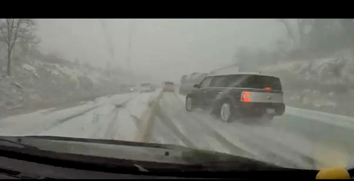 VIDEO: Accident în lanţ cu 30 de maşini pe autostradă!