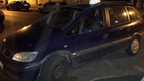 România mereu surprinzătoare. Ce a găsit un şofer pe maşina parcată în faţa casei | FOTO