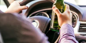 Mit sau realitate: Poți bea un pahar de bere și să conduci? În cât timp iese complet alcoolul din sânge