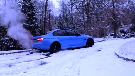 Momentul în care un SUV Tesla scoate din zăpadă un BMW - VIDEO
