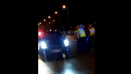 Un tânăr din Bucureşti a făcut pe grozavul şi a luat un poliţist pe capotă. Iată ce-l paşte acum [VIDEO]