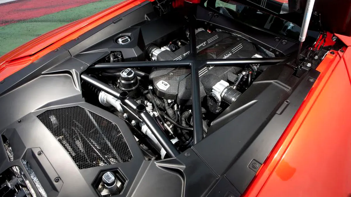 Primul Lamborghini Aventador hibrid cu motor V12 va fi lansat în 2020