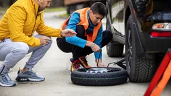 Într-o secundă, o pană îți poate opri călătoria. Ce servicii de asistență rutieră poți solicita