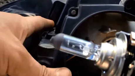 Cum schimbi un bec faza scurtă H7 la VW Golf 5 (Mk5), în 6 paşi | TUTORIAL VIDEO