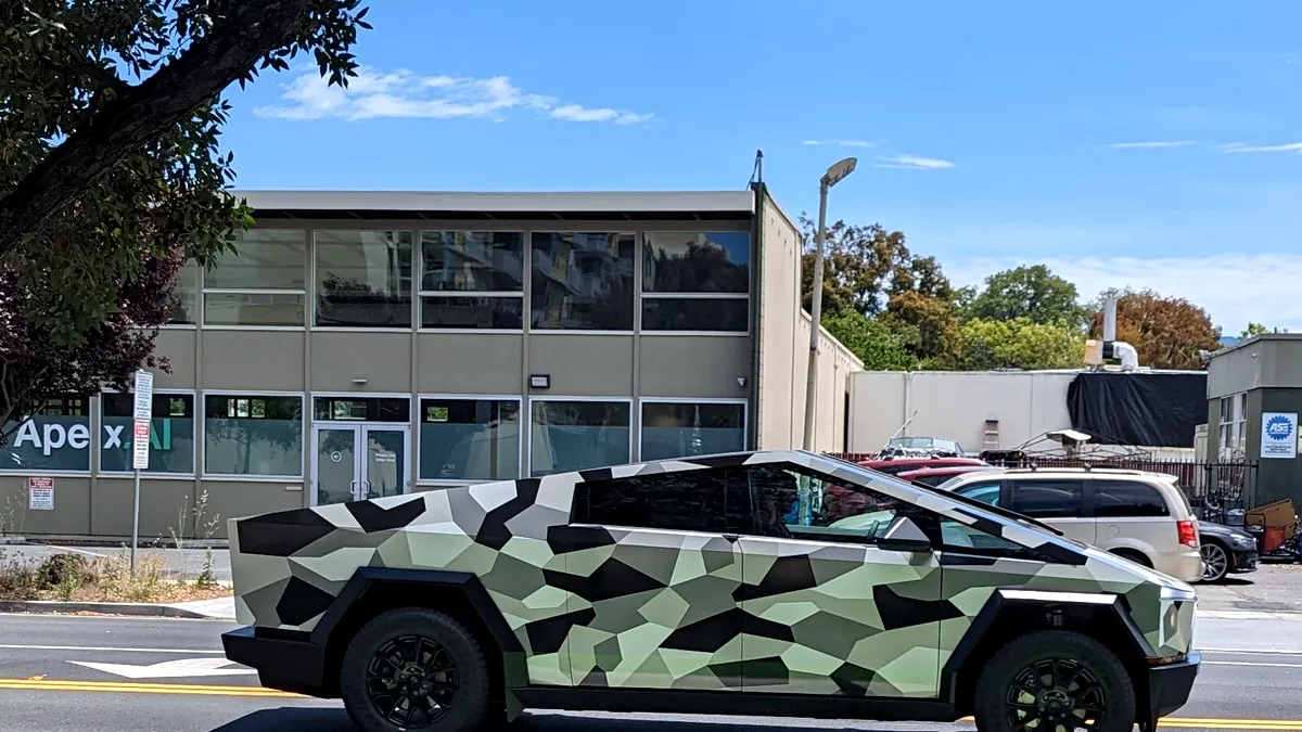 O Tesla Cybertruck a fost surprinsă în teste. Camioneta electrică se află sub camuflaj - VIDEO