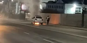 Un Logan de Poliție a luat foc în trafic, la Iași. Ce a cauzat incendiul