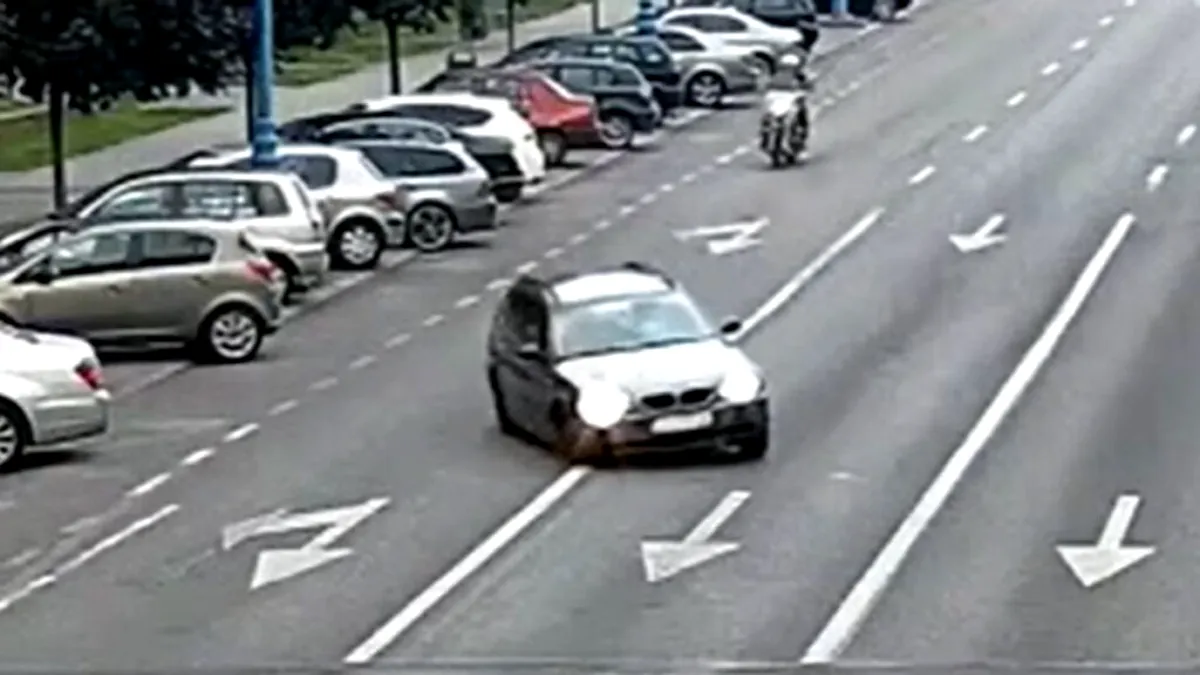 Un șofer drogat și fără permis a doborât un semafor în Drobeta-Turnu Severin - VIDEO