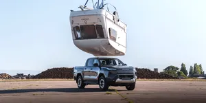 <span class='prepend'>Video |</span> Toyota a aruncat o rulotă peste un Hilux electric, în încercarea de a reînvia cascadoria Top Gear de acum 23 de ani