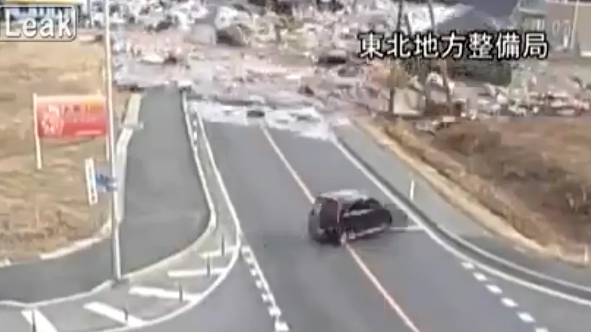 Când maşinile întâlnesc un tsunami. VIDEO